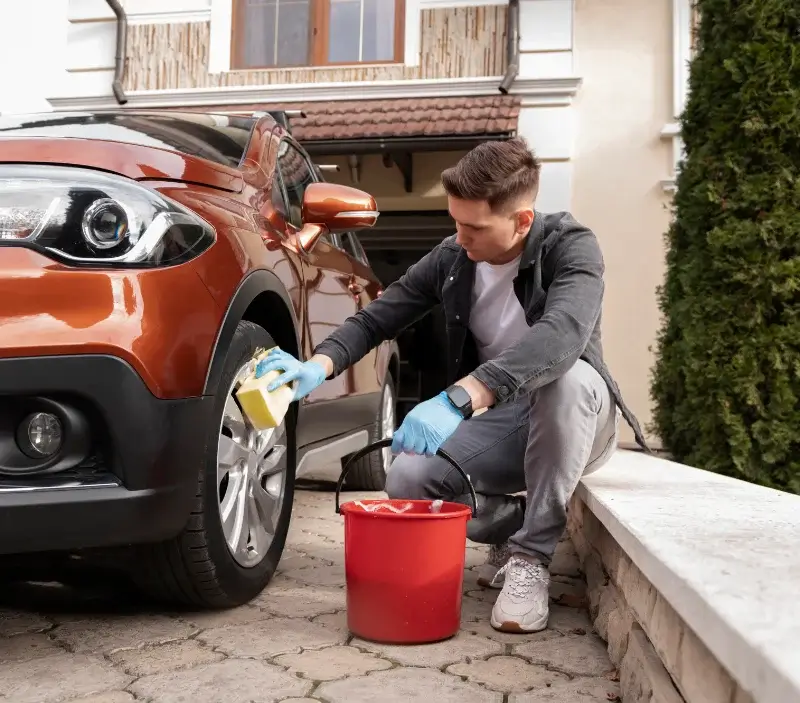 Lavage auto à domicile Saint-Clet : professionnel intervenant sur un véhicule